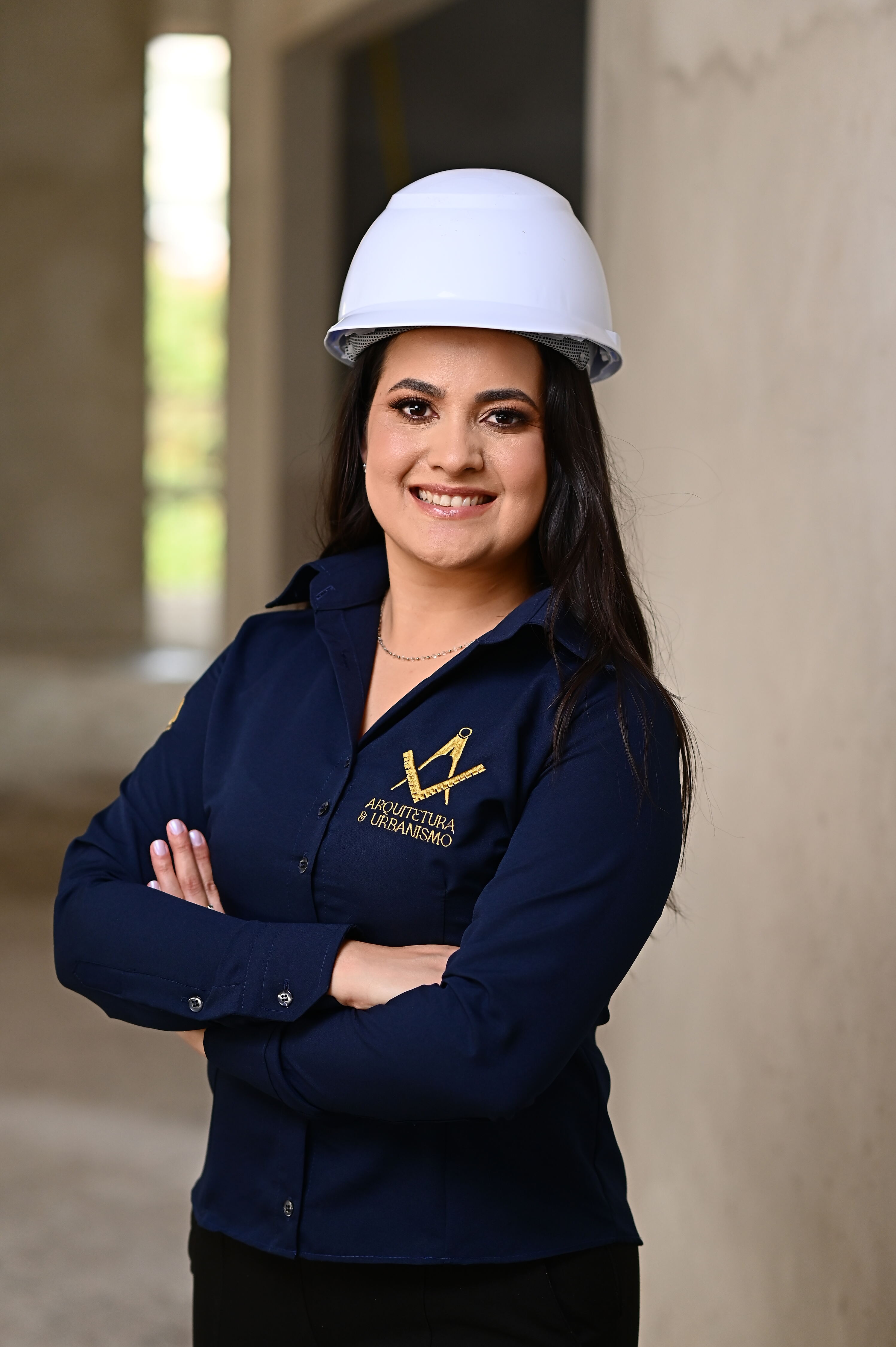 Patrícia Lima, arquiteta e urbanista, em obra usando capacete branco